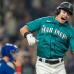 Mariners squeeze past Blue Jays on late walk to take