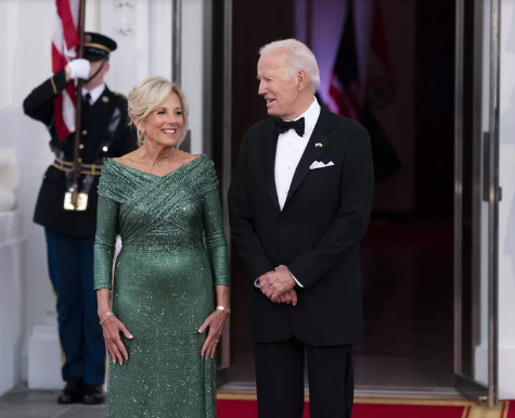 Jill Biden wears a beautiful Ralph Lauren dress in emerald green to the Indian state dinner.