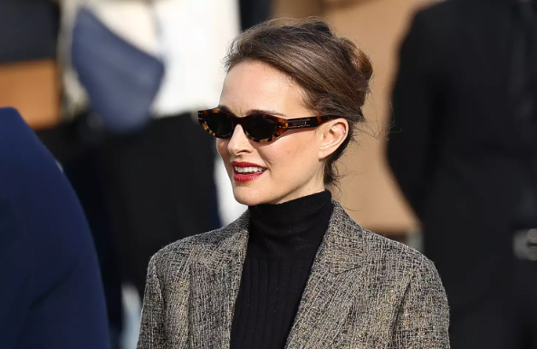 Natalie Portman’s Grace Kelly-Inspired Outfit Had the Most Surprising Y2K Accessory Natalie Portman's Grace Kelly